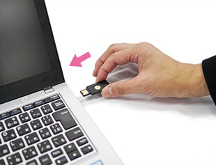 USBセキュリティ鍵をUSBポートに挿入